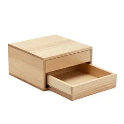 Jewellery box with a lift-out tray