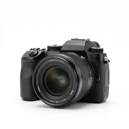 Mirrorless camera with a prime lens