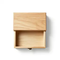 Jewellery box with a lift-out tray